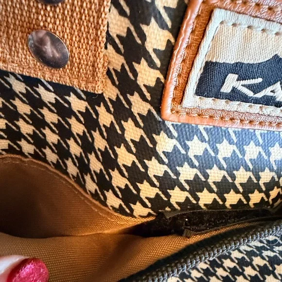 Kavu Black and White Houndstooth Crossbody Bag with matching Coin Purse - Picture 4 of 8